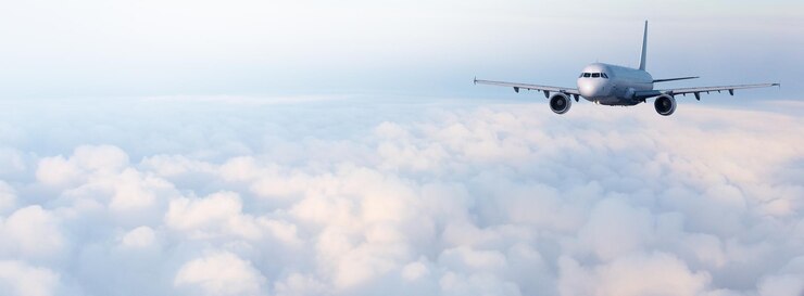 Avião voa nas nuvens