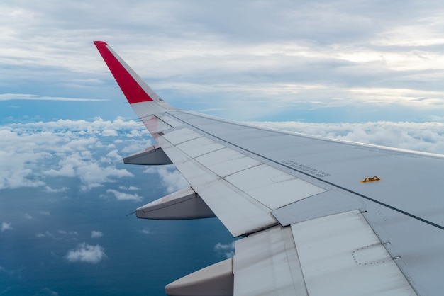 Foto avião voando acima das nuvens