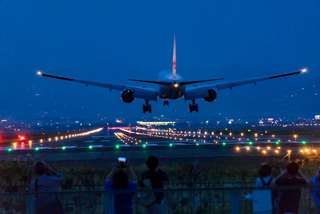 Avião voando na pista do aeroporto contra o céu à noite