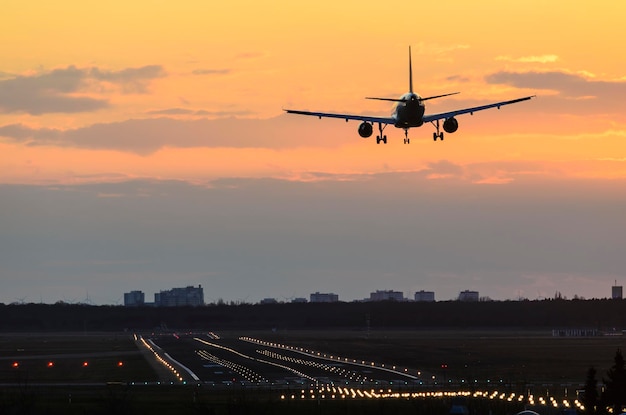 Avião voando no céu ao pôr-do-sol