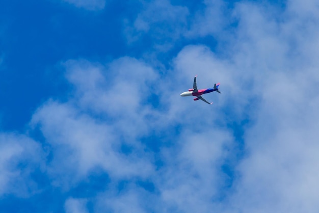 Avião voando no céu azul