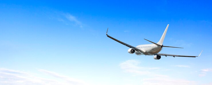 Avião voando para o céu de alta altitude acima das nuvens brancas com espaço de cópia