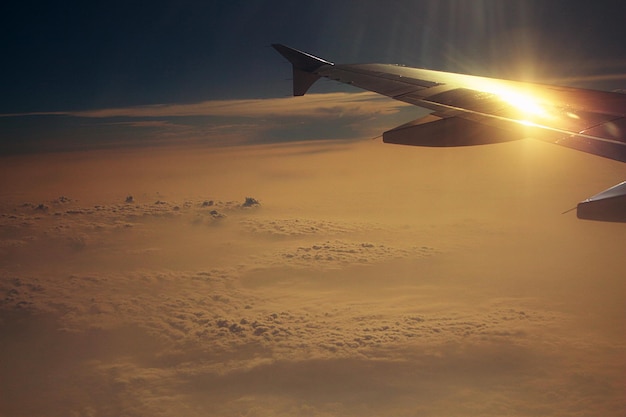 Foto avião voando sobre a paisagem contra o céu
