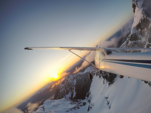 Avião voando sobre a paisagem montanhosa canadense