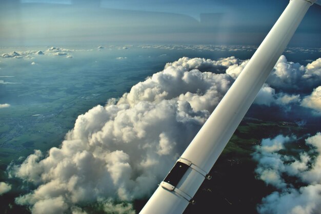 Foto avião voando sobre nuvens no céu