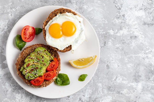 Avicado-Toast. Ei Sandwich Vorspeise. Ansicht von oben