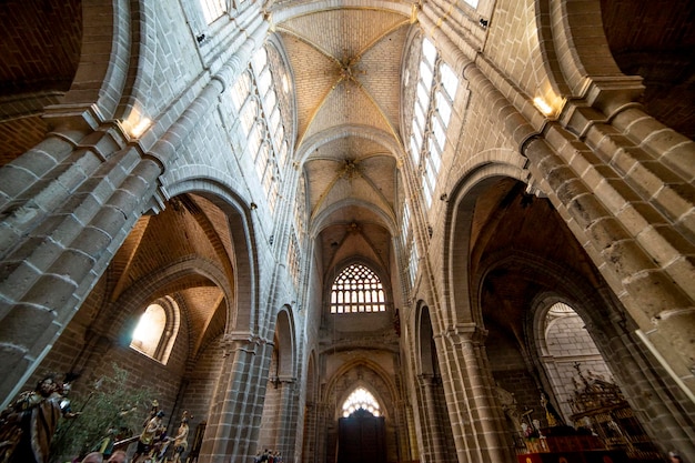 Avila, Spanien - 17. April 2019. Innenraum der Kathedrale von Avila während der Feier der Karwoche in Spanien.