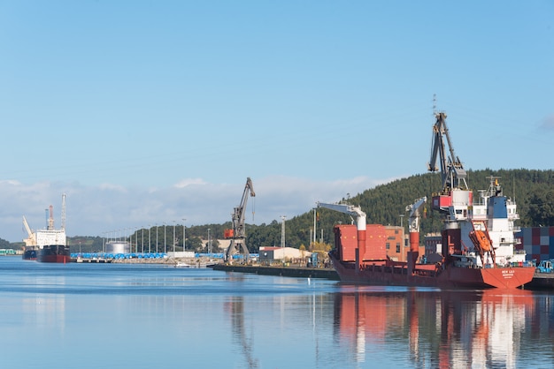 Foto avilés, españa - 18 de noviembre de 2018: puerto industrial de la ciudad de avilés, asturias, españa.