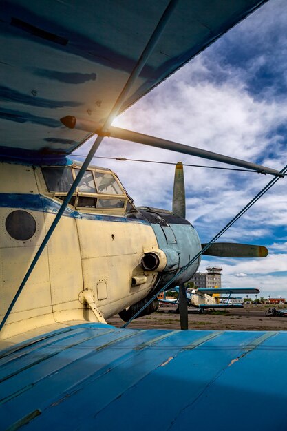 Aviões abandonados velhos an2 ao ar livre