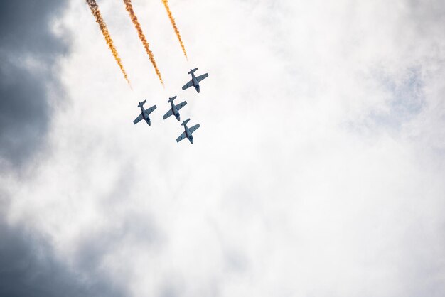 Aviões acrobáticos realizando manobras em um show aéreo em Moose Jaw SK