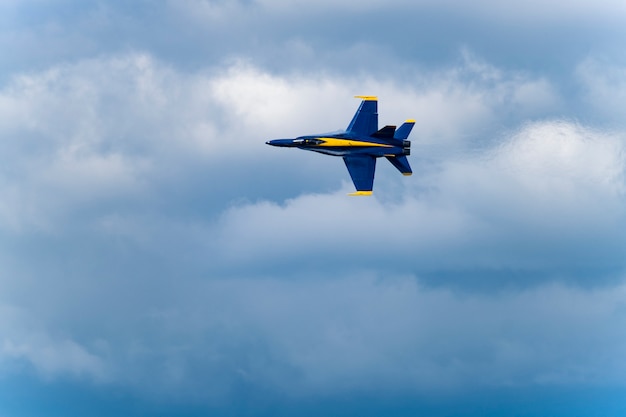 Aviões azuis dos eua realizam show aéreo