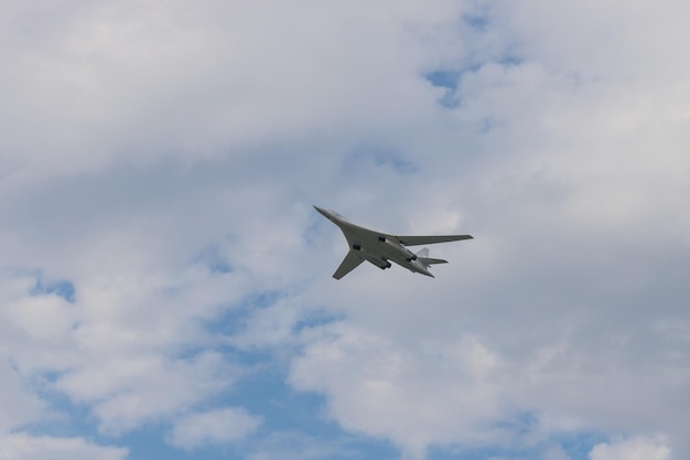 Aviões bombardeiros militares voando no céu nublado