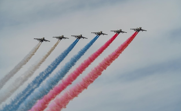 Aviões da Força Aérea Russa pintam as cores da bandeira russa no céu de São Petersburgo durante a celebração do Dia da Marinha. Foto de alta qualidade