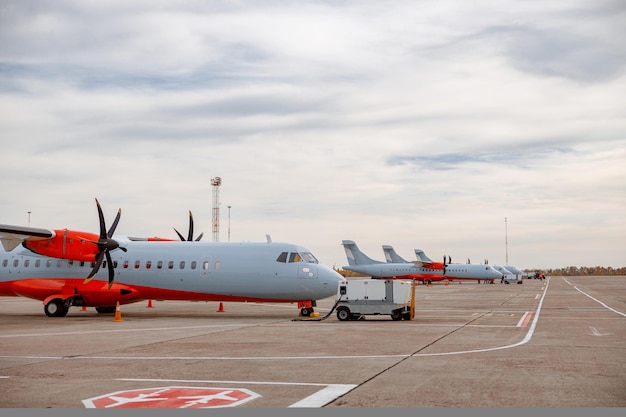 Aviões de passageiros e jatos particulares estacionados no aeródromo