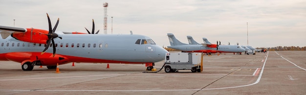 Foto aviões de passageiros e jatos particulares estacionados no aeródromo