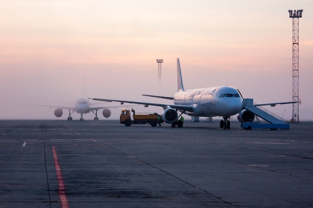 Aviões estão cobertos de névoa