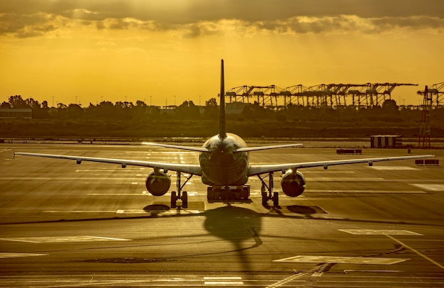 Foto aviões no aeroporto de barcelona