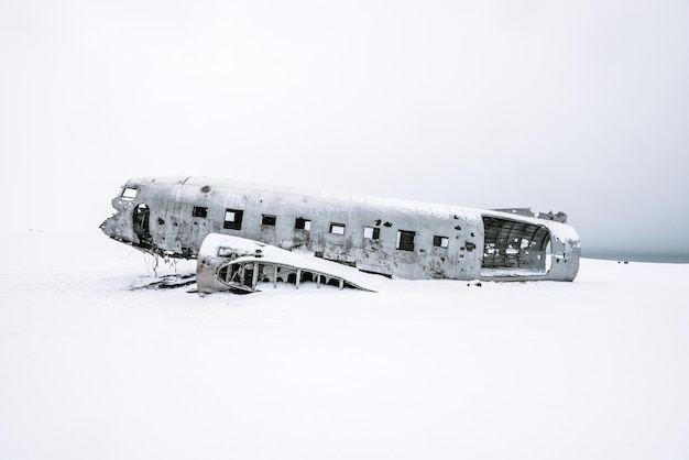 Avión abandonado contra un cielo despejado durante el invierno