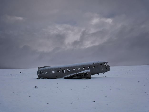 Avión abandonado contra el cielo durante el invierno