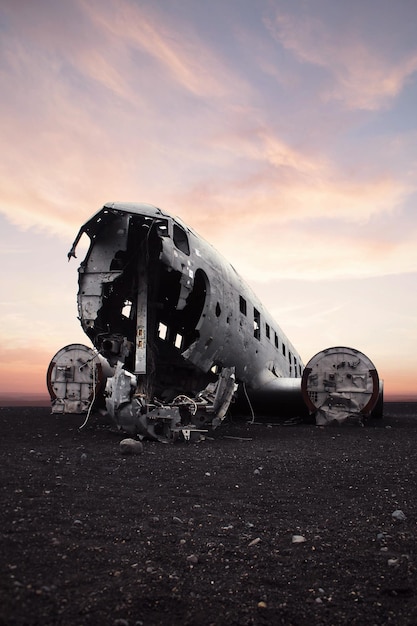 Foto avión abandonado en la pista contra el cielo durante la puesta de sol