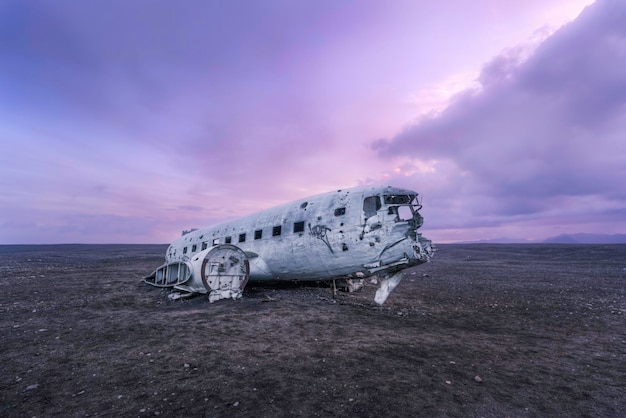 Avión abandonado en la playa contra el cielo