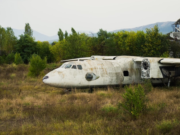 Avión abandonado, viejo avión estrellado.