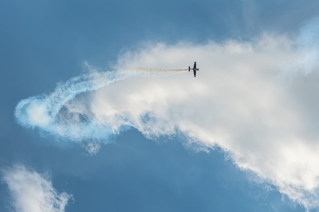 El avión acrobático con pista de humo en el cielo.