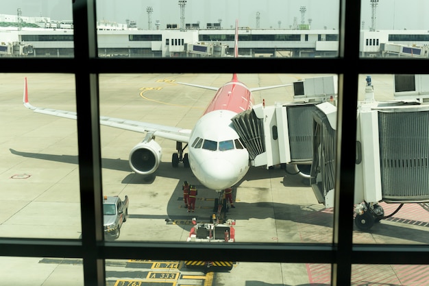 Avión en el aeródromo que prepara el vuelo con el huésped en tierra.