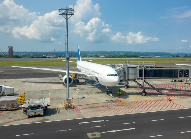 Avión en un aeropuerto indonesio con puente para pasajeros