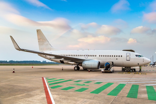 Avión en el aeropuerto internacional de Hong Kong