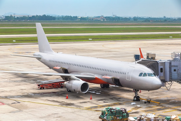 Avión en el aeropuerto internacional de Hong Kong