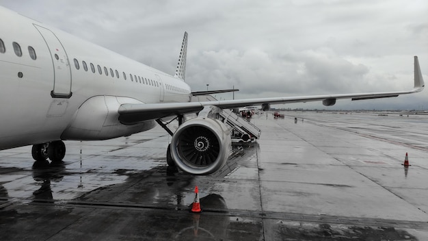 Avión en el aeropuerto bajo la lluvia