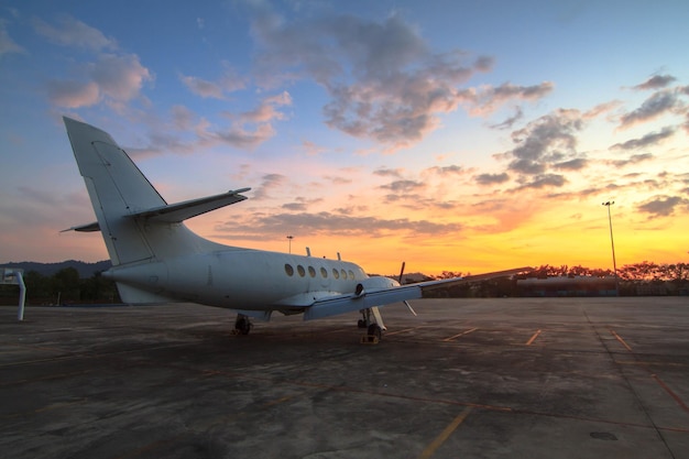 Avión en el aeropuerto durante la puesta de sol