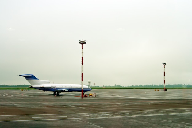 Foto avión en el aeropuerto