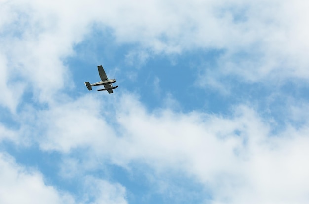 Avión de agua turístico en las nubes