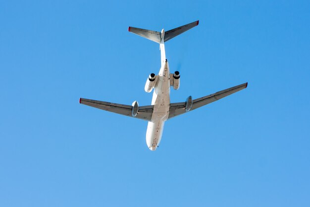 Avión en el aire en el cielo azul