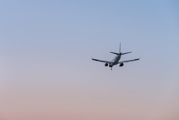 Foto avión en el aire y puesta de sol en el fondo