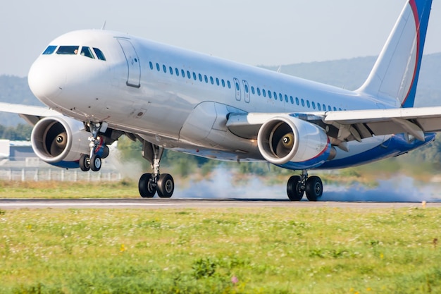 El avión aterriza. Tocando la pista con humo