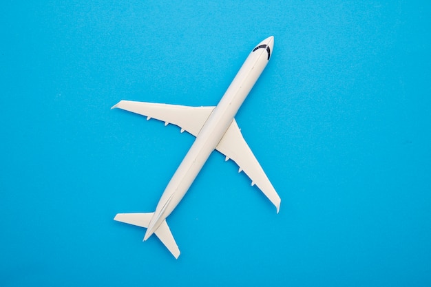 Foto avión blanco sobre un fondo azul