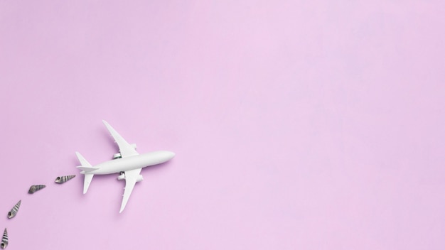 Foto avion blanco volando y contaminando el aire.