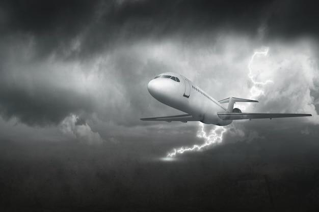 Un avión blanco volando a través de un cielo tormentoso