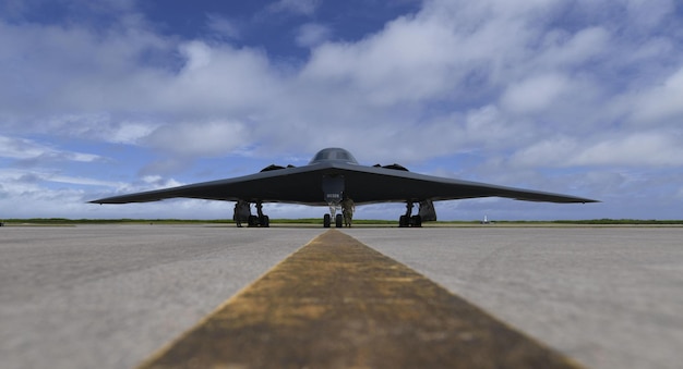 Un avión bombardero negro está en una pista con las palabras b - 2 en él.