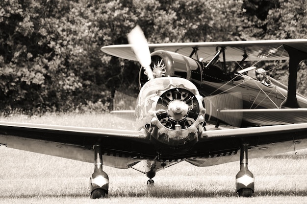 Foto avión en el campo