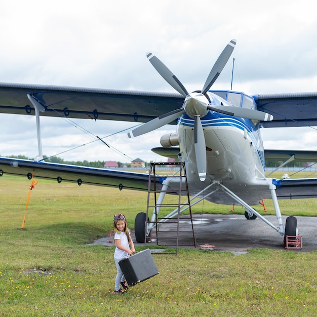 Foto avión en el campo