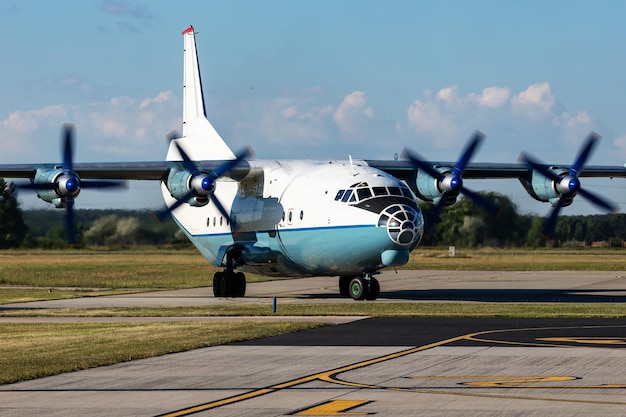 Avión de carga sin título en el aeropuerto Industria aeronáutica y aeronaves Transporte aéreo y viajes aéreos Transporte internacional Volar y volar Fotografía creativa Tema comercial