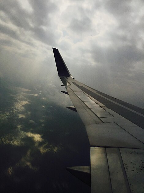 Avión en la carretera contra el cielo nublado