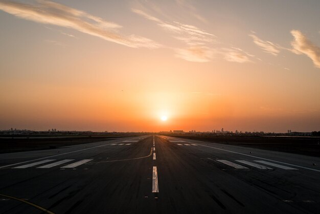 Foto avión en la carretera contra el cielo durante la puesta de sol