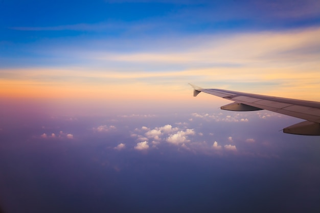 Avión en el cielo al amanecer