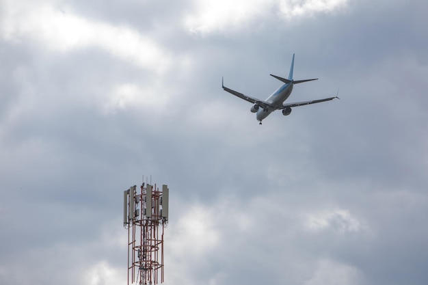 Avión en cielo aterrizando clima nublado