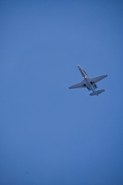 Avión en el cielo azul al destino de vacaciones